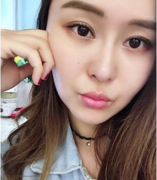 嘴唇薄，看起來(lái)牙尖嘴利。