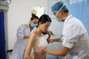 上海時光整形醫(yī)院何晉龍醫(yī)生做假體隆胸怎么樣？附案例對比圖