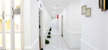 深圳悅她醫(yī)療美容門(mén)診部_醫(yī)院走廊