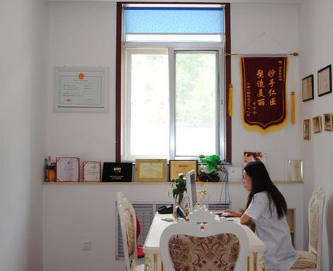 煙臺(tái)英男醫(yī)療美容醫(yī)院_咨詢(xún)室