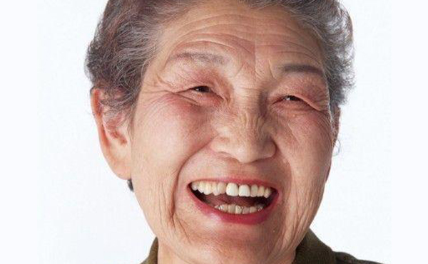 假體隆下巴表情自然嗎？